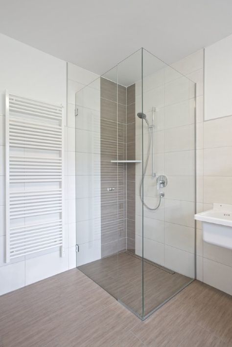 Dusche mit Glas