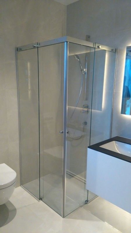 Dusche mit Glas
