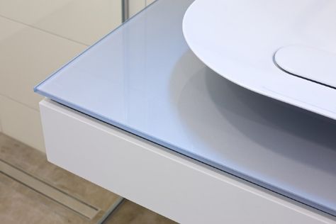 Glastisch im Badezimmer