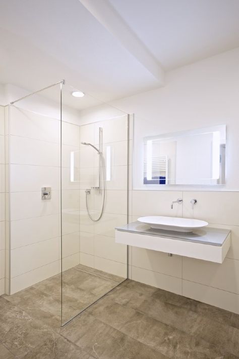Dusche mit Glas