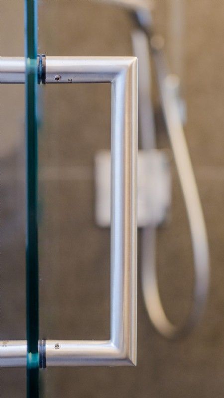 Haltegriff an Duschwand aus Glas